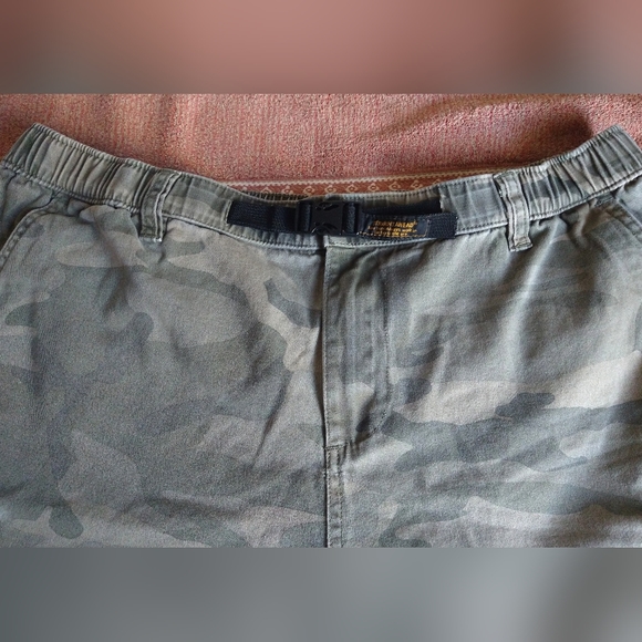 MUSCLE ALIVE WOMEN'S PLUS SIZE 3XL GREEN CAMOUFLAGE CARGO SHORTS STRAIGHT AHEAD - Picture 3 of 13